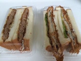 大浦食堂 - 左はメンチカツ(250円)　右が白身魚(290円)のサンドイッチ