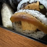 すし処 睦月 - 奈良漬けを上に乗せて太巻きを頂く
