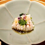 温石 - ゆであげカマス たたいたお葱に花穂紫蘇の彩り モロヘイヤとも相性よし