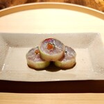 温石 - 焼津でとれた鯵の胡瓜巻き 梅肉のせ 鯵の透明感がすごくて