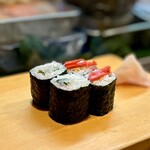寿し辰 - 〆の梅イカ紫蘇巻きと、紅生姜お稲荷胡麻巻き。
      梅イカ紫蘇巻きはいつもの定番だけど、紅生姜お稲荷胡麻巻き〜？？おもしろ〜い♪(≧∀≦)☆