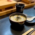 寿し辰 - イカ納豆（¥550税抜）
      これまたお寿司の合間の箸休めにピッタリ！
      生卵と納豆をふわっふわに泡だてた中にイカのお刺身が入っています♪