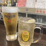 金町製麺 - 神泡のザ･プレミアム･モルツ(生)550円と角ハイボール(ジョッキ)500円