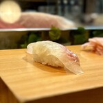 寿し辰 - 昆布締めタイ。
      もうね、大将のヅケとか酢締めとか、そしてこの昆布締めとか、熟練の技の結晶ですよ♡♡♡