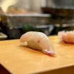 寿し辰 - カンパチ。
      見て！この美しさ！艶々で身の厚いカンパチ♪
      弾力ある歯応えがたまりません♡(*´༥`*)ｳﾏ~