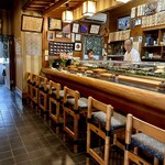 寿し辰 - 土曜日の17時、開店直後をパシャリ(^^)
      その後サラリーマンのグループが続々と来店、めっちゃうまそうな刺し盛りをオーダーしてました♪