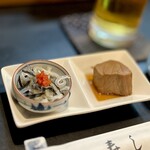 寿し辰 - フグ皮ポン酢、マグロ煮付け（お通し）
      コリコリのフグ皮はもみじおろしでさっぱりと♪
      そしてやっぱ絶品、寿し辰のマグロ煮付け！ヾ('ﾛ'*)ﾉ"ｩﾝﾏｯ!