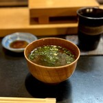 寿し辰 - お味噌汁（サービス）
      女将さんのとっても優しいお味噌汁(*´ω`*)
      八丁味噌仕立てで静岡らしい鰹出汁が最後の〆にたまりません♡