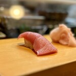 寿し辰 - バチマグロ。
      大将に、これ中トロ？って聞いたくらいしっかり脂の乗ったバチ！最高♪