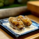 寿し辰 - 煮帆立。
      見て！この照り♪♪
      寿し辰っつぁんは煮帆立や煮穴子系も人気なんですよ〜♡♡♡この甘ダレがたまらんのよ♪‎(*´ڡ`●)♡ｳﾏ~