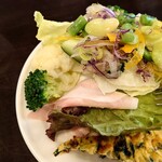 ピッツェリア ゼータ ドゥエ - 葉っぱをめくるとお豆など色々