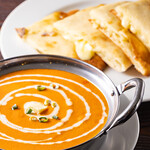 DELHI KITCHEN ネパール・インド＆アジアン料理 - 料理写真:バターチキンとチーズナンセット