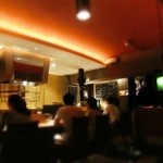 間接照明の柔らかな光が落ち着いた空間を演出、こじんまりとしたレストランだ。