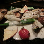 オビオビ - ２皿目の炭焼野菜はゴルゴンゾーラソースで香り高く、黒い皿に料理が映える。