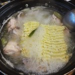 ネリムソン参鶏湯 - タッカンマリの最後にラーメン2,000 ウォン をお願いしました。インスタントラーメンでしょうか？出汁が効いているので、けっこう美味しく頂けました。