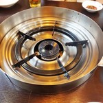 ネリムソン参鶏湯 - このコンロにタッカンマリが運ばれてきます。グツグツ煮立ってきたらできあがりです。
