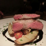 オビオビ - ピンクに輝くイベリコ豚、ポテトが良いアクセント。