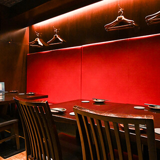 完全個室あり◆赤色を基調とした、木の温もり溢れる大人の隠れ場