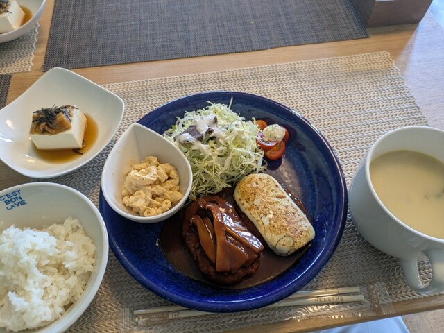 VLG.STRP.（ビレジストライプ）- 花巻のハンバーガー店｜こだわりの味とカジュアル空間