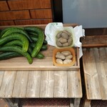 枚方もりもり亭 - 外に置かれたお野菜