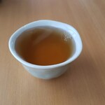 枚方もりもり亭 - （※写真3）お冷や代わりの冷たい麦茶