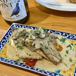 酒とアテと焼魚 カネモリ - 白身魚のポワレ。ソースが美味しすぎてキノコ苦手な妻がパクパク食べてました！下に敷かれたラタトゥイユが嬉しい