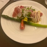 Jose Luis Karuizawa - アスパラとハモンセラーノ　まぐろスモーク　サラダ仕立て