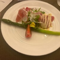 Jose Luis Karuizawa - アスパラとハモンセラーノ　まぐろスモーク　サラダ仕立て