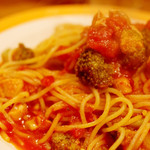 マンモス食堂 - 鶏肉とブロッコリーのトマトソースパスタ