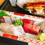 ひばり - しっかり厚切りのお刺身までついてます