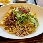 新新園 - 汁無し担々麺の至宝