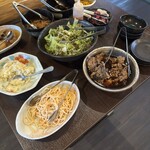 居酒屋 旬楽 - サラダや煮物が沢山、好きなだけ取って食べました！