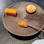 Florilege - これは今回でなく前回の写真なんですけど(今回は撮り忘れ…)、見た目今回は発酵あんこタルトの上が紫色で、他はこの絵と同じ感じでした。もう少しフィナンシェの真ん中が白っぽかったかも