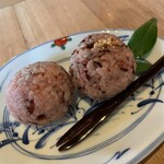 藤香想 - あかね餅　左が小豆、右が胡麻