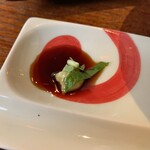 藤香想 - 生しぼり醤油にわさび　これにローストビーフを漬けていただきます