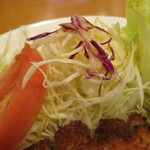 洋食 おがわ - 酸味のあるフレンチドレッシングがかかった生野菜サラダ。