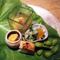 鈴なり - (ある時の)先付け。
                「もろこし豆腐とじゅんさいのジュレ」「ウニと白海老」「鱧寿司」「鱒のイクラ」