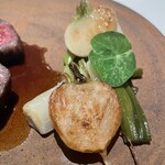 レストラン オオツ - グリルした蕪と葉玉ねぎも至福の美味しさ。野菜も愛