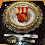 日本料理 別府 廣門 - 苺羊羹　湯布院温泉地熱土光栽培　餡にも苺が練り込まれ酸味と甘みのバランスよく重たくない