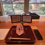 日本料理 別府 廣門 - 背景には美しいお庭が