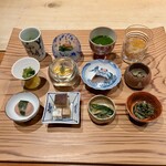 日本料理 別府 廣門 - 紋甲烏賊醤油卵黄　春菊スリ流し　大根葉とほうれん草お浸し　やぶかんぞうお浸し　ぜんまい　締め鯖　鯛真子　セロリとろみ味噌 わらびお浸し　白宝らっきょう　カワハギ煮凝り　蘇　桜餅自然薯