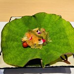 鮨 琥珀 - えびとアワビのジュレがけ