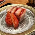 日本料理 別府 廣門 - 苺羊羹　湯布院温泉地熱土光栽培　餡にも苺が練り込まれ酸味と甘みのバランスよく重たくない