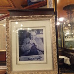 Brasserie LIPP - 見上げれば、『ようこそ、パブロピカソ席へ。』