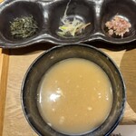 麺屋 周郷 - 〆のスープ割には一口ご飯と薬味がつきます