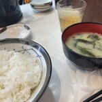 まるやま食堂 - 夏場は出汁の効いたお味噌汁