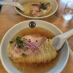 HACHI - 奥が鶏白湯、手前が弾八(醤油)