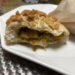 BAKERY HALU - 糀カレクックパンの断面、齧ったけどねぇ〜（笑）