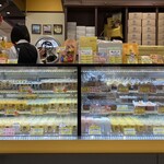 マーロウ 銀座SIX店 - こんなにあったら迷っちゃう（なぜオカマ風？）