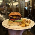 エーエス クラシックス ダイナー - 『Bacon Cheese Burger¥2,150』
      『French fries¥150』
      『ハイネケン¥770』